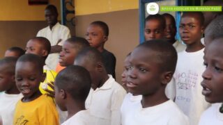 Remar da apoyo escolar a niñas y niños desplazados en Burkina Faso.